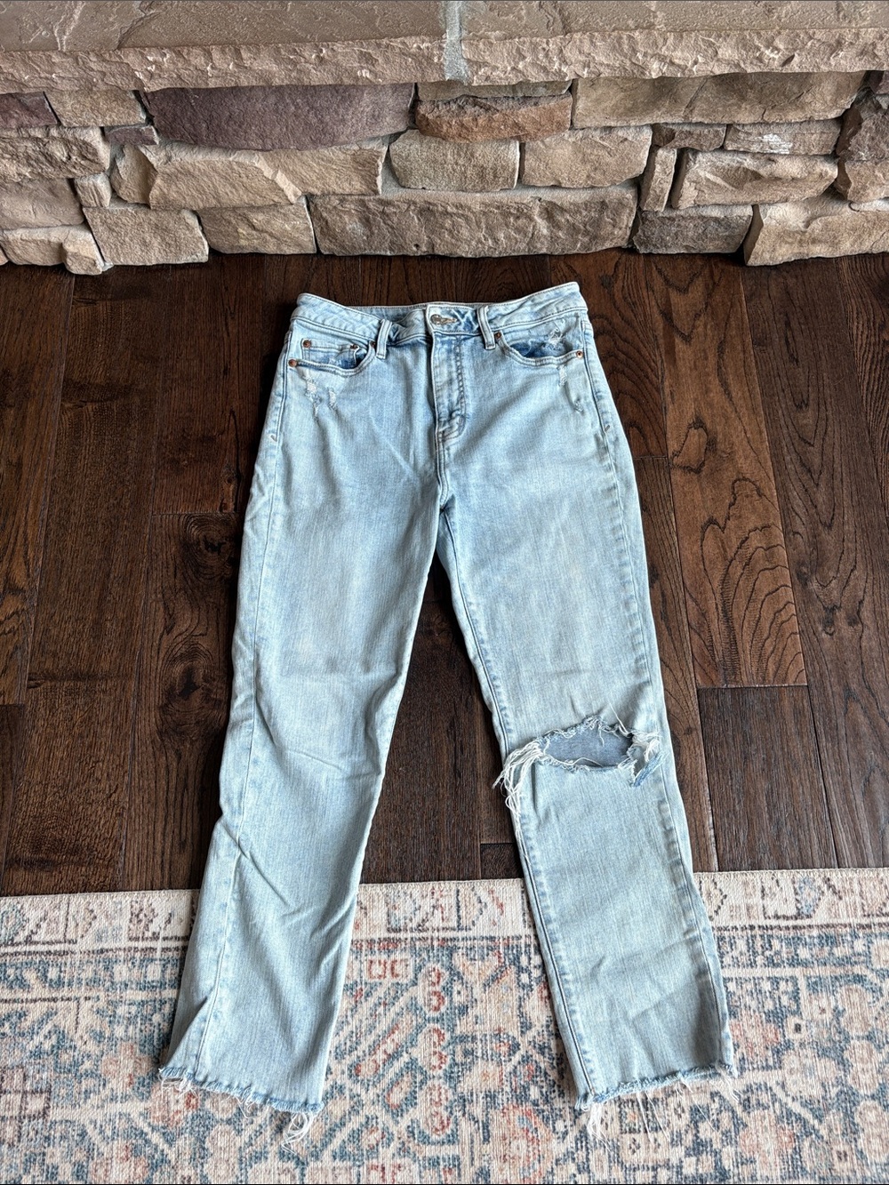 Light Wash Straight Leg Women's Jeans with Distressed Knee